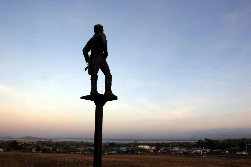 Estatua de Piar en el Cerro El Gallo donde libró la Batalla de San Felix